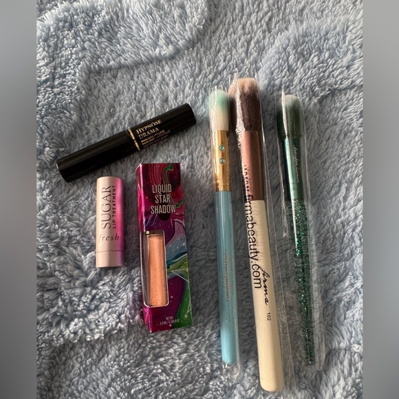 Make Up Bundle Eyeshadow Lip Treatment Brushes
Set of 6 - Picture 2 of 14